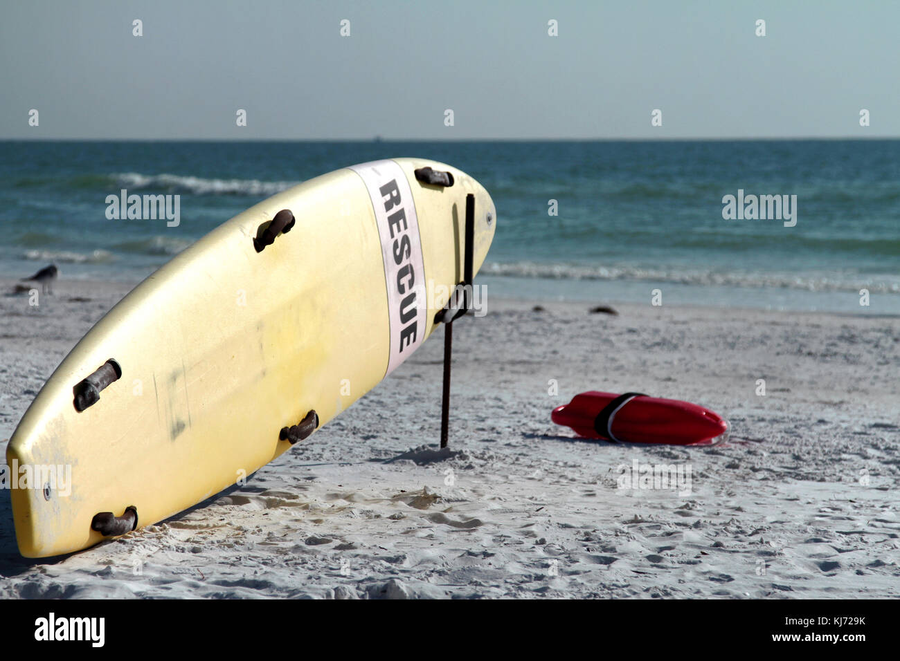 Salvataggio tavola da surf su una spiaggia di sabbia bianca a siesta Beach, Florida. Foto Stock