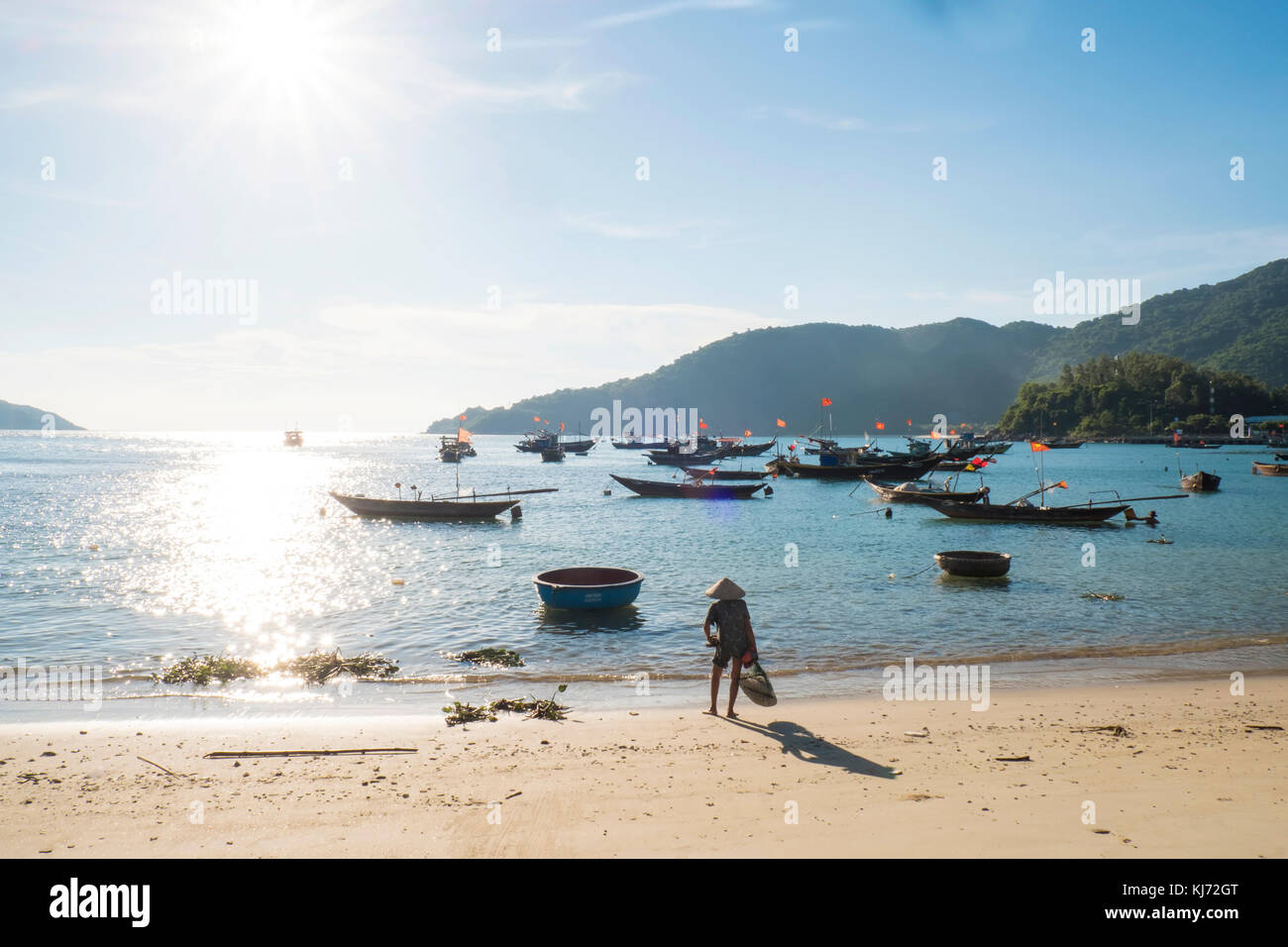 Barche da pesca al largo della spiaggia sulle Isole Cham in Vietnam Foto Stock