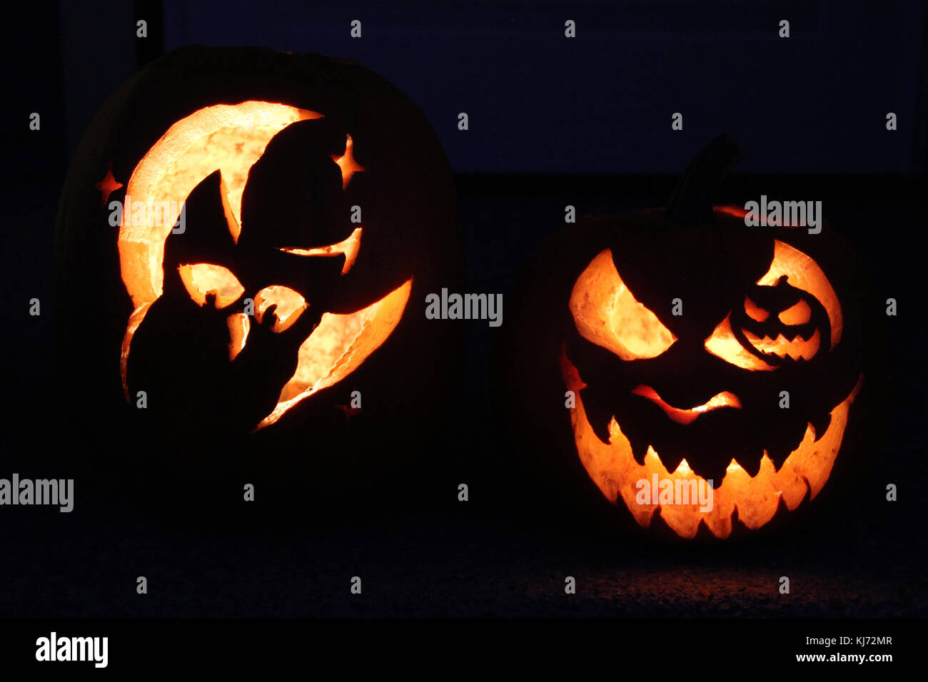 Jack-o-laterns nel buio su Halloween. Foto Stock