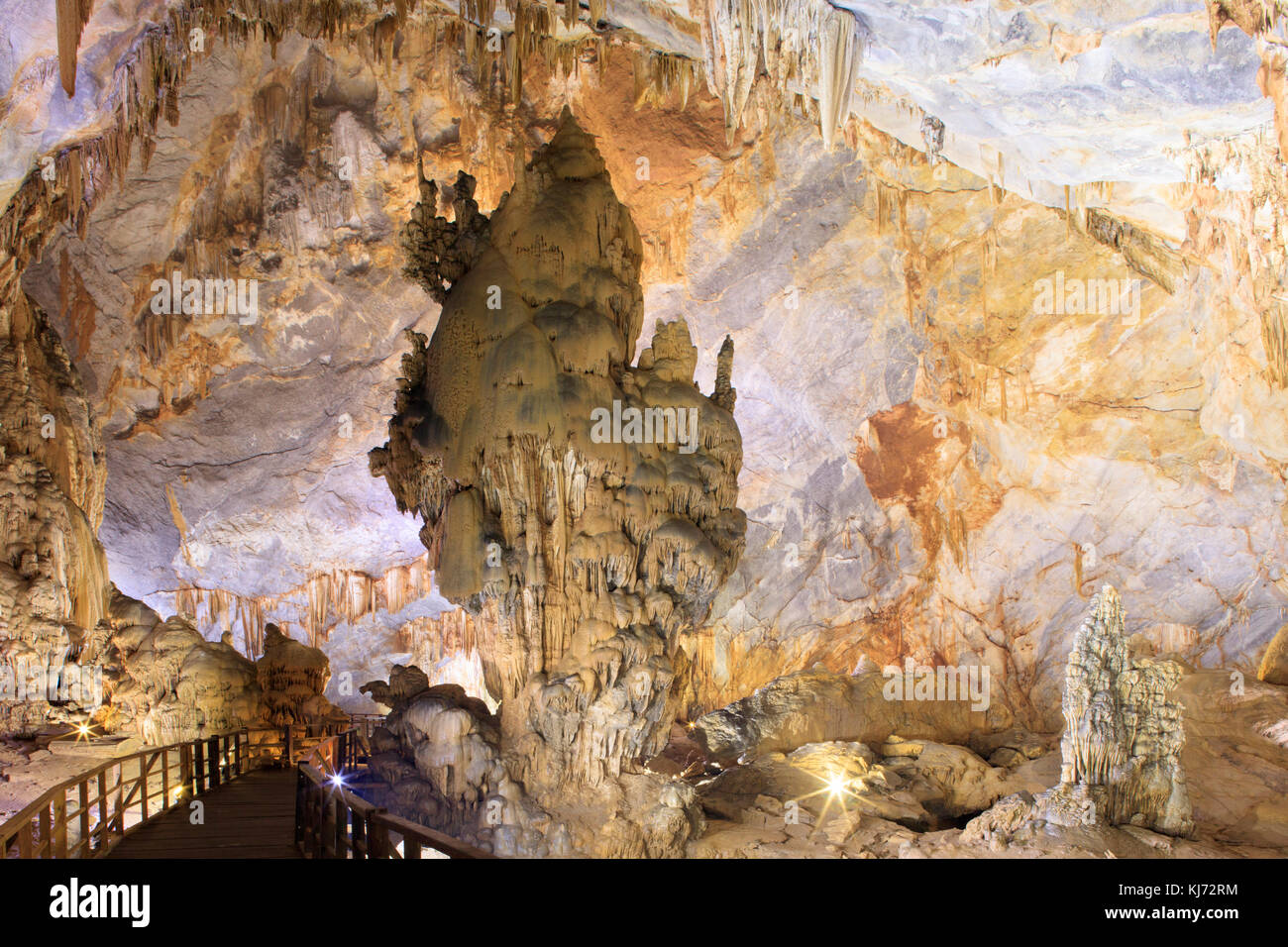 Stalagmiti e pietre di flusso in Paradise Cave (Thien Duong) nel Parco Nazionale di Phong Nha-KE Bang, Vietnam Foto Stock