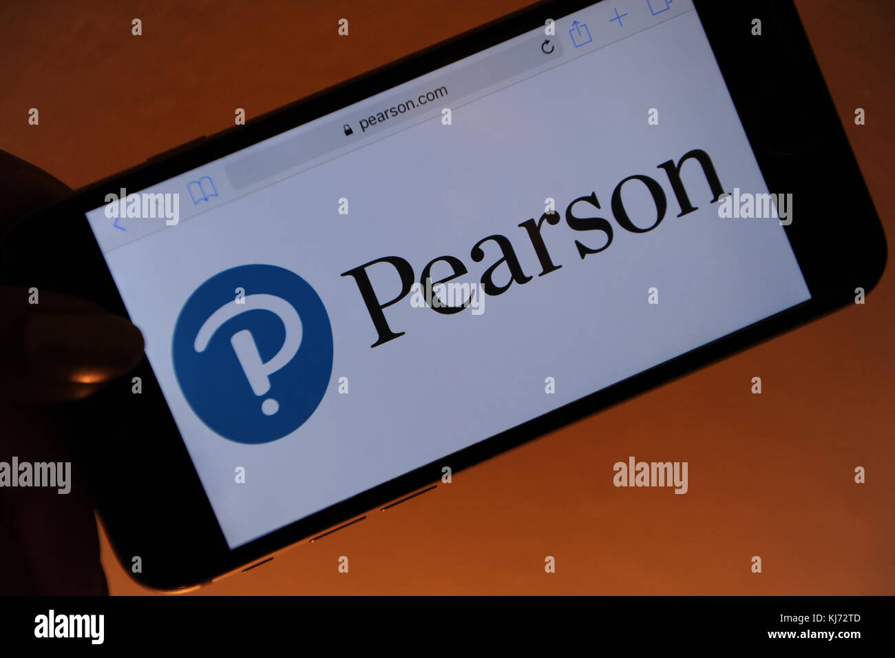 Il logo aziendale Pearson su un telefono Foto Stock