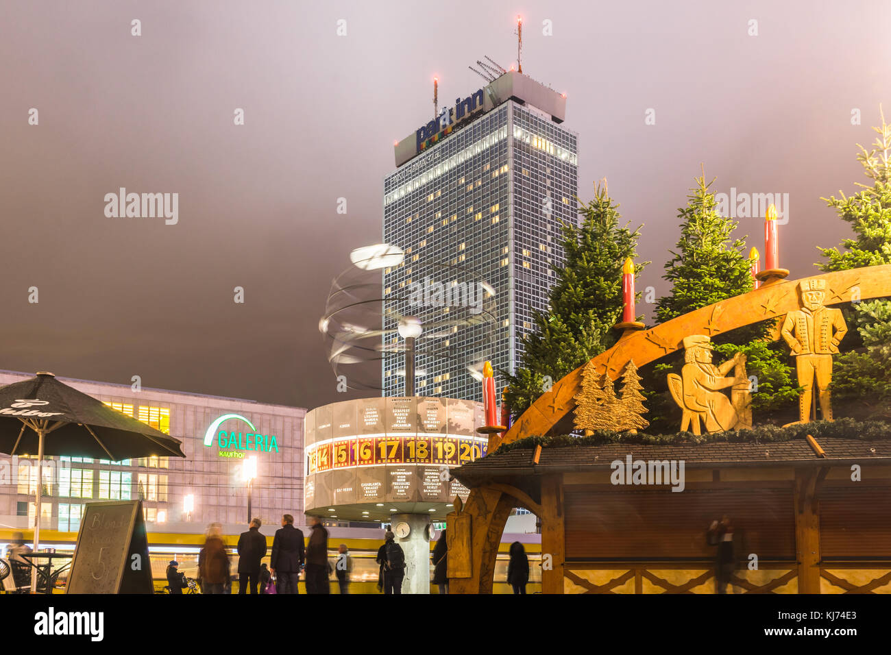 Vista su Alexanderplatz di Berlino di notte con il mondo time clock (Weltzeituhr) e il Park Inn Hotel e il Kaufhaus Galeria, Berlino, Germania Foto Stock