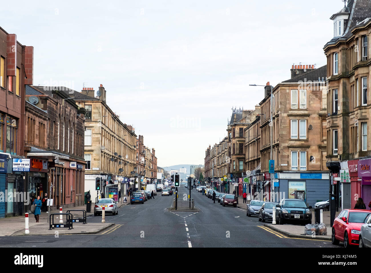 Vista lungo l'arteria principale di Victoria Road nel quartiere Govanhill di Glasgow, Scozia, Regno Unito Foto Stock
