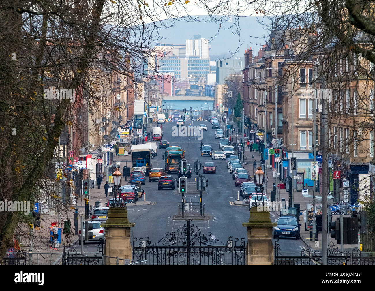 Vista lungo la principale arteria della Victoria Road nel quartiere di govanhill di Glasgow, Scotland, Regno Unito Foto Stock