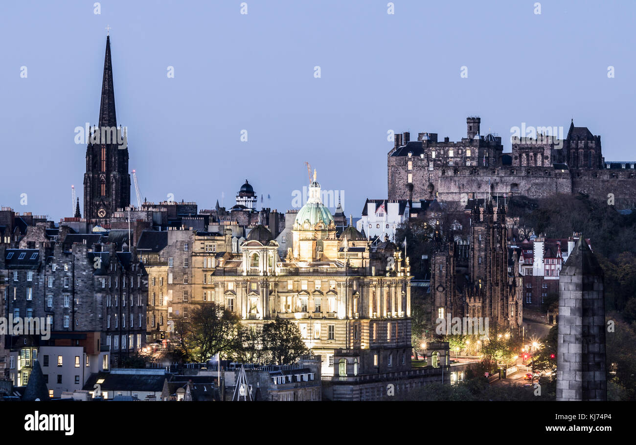 Vista da Calton Hill di bank of Scotland hq edificio (al centro), con il castello di Edimburgo in distanza. Edimburgo, Scozia. Regno Unito Foto Stock