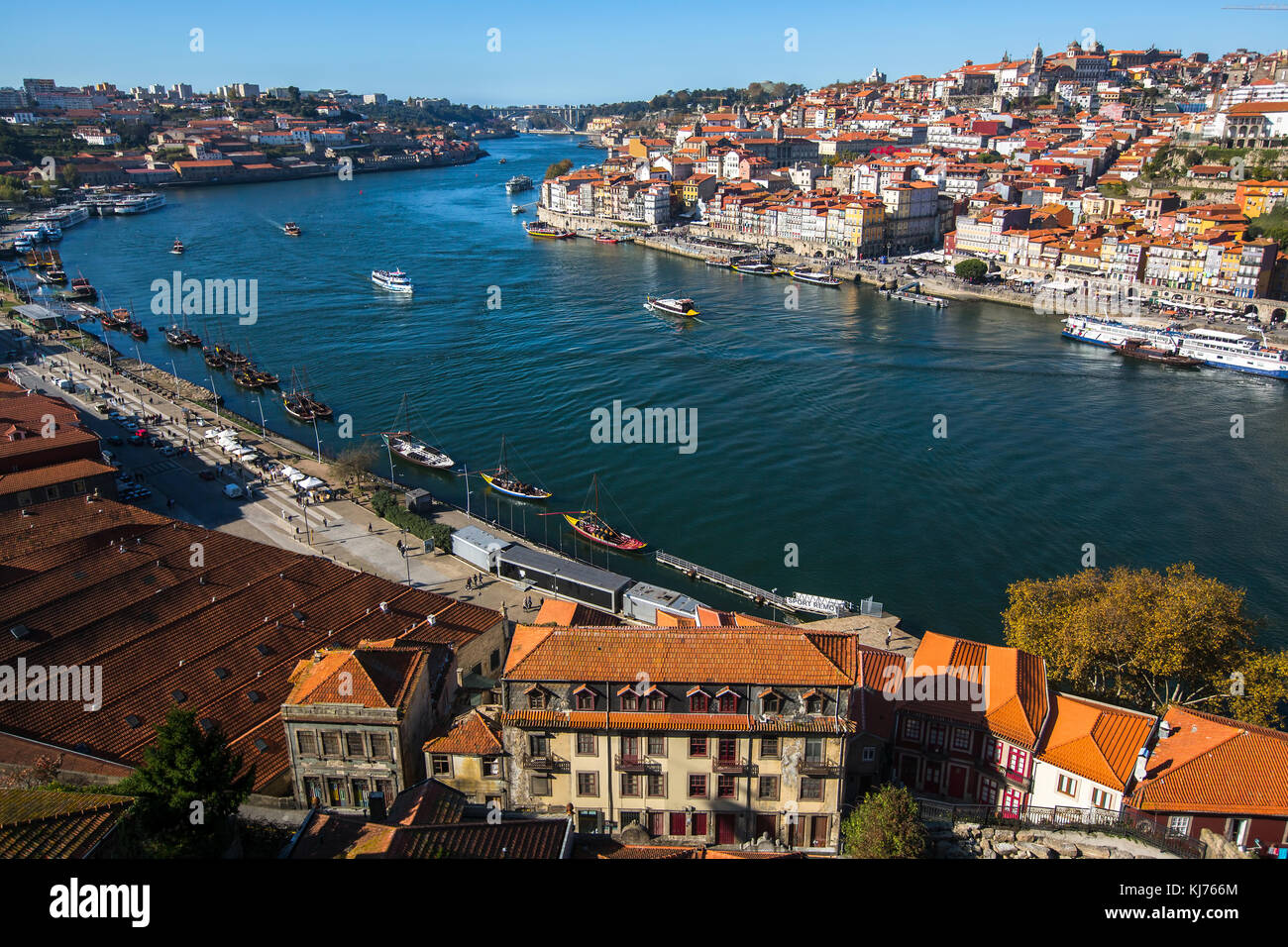 Vista del vecchio centro cittadino di porto e il fiume Douro da Vila Nova de Gaia, Portogallo. Foto Stock