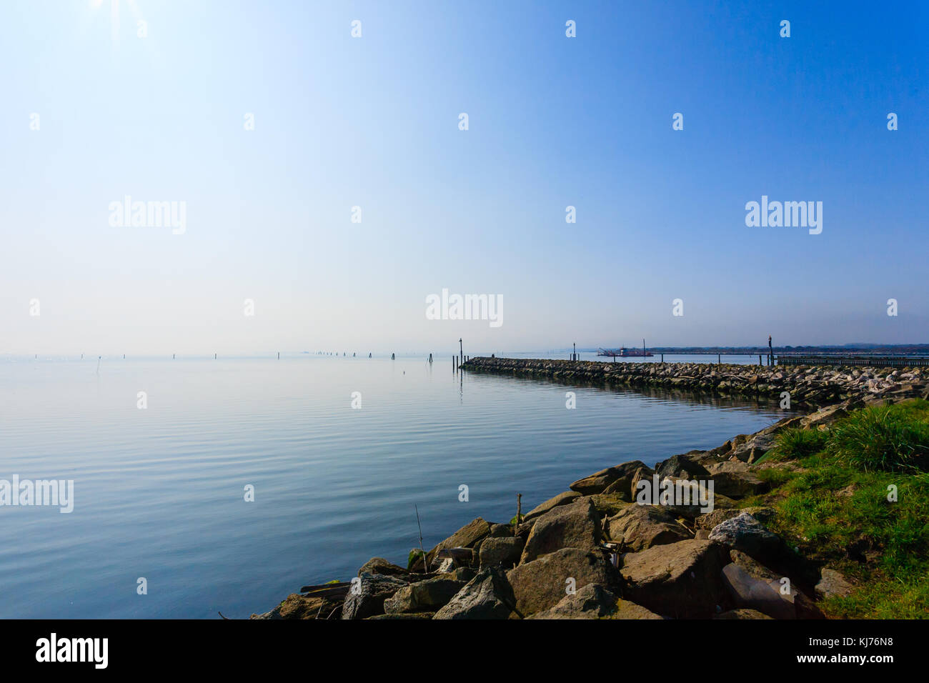 Struttura di frangionde sul mare adriatico. goro vista porte. delta del po le zone umide landmark. italiano destinazione di viaggio Foto Stock