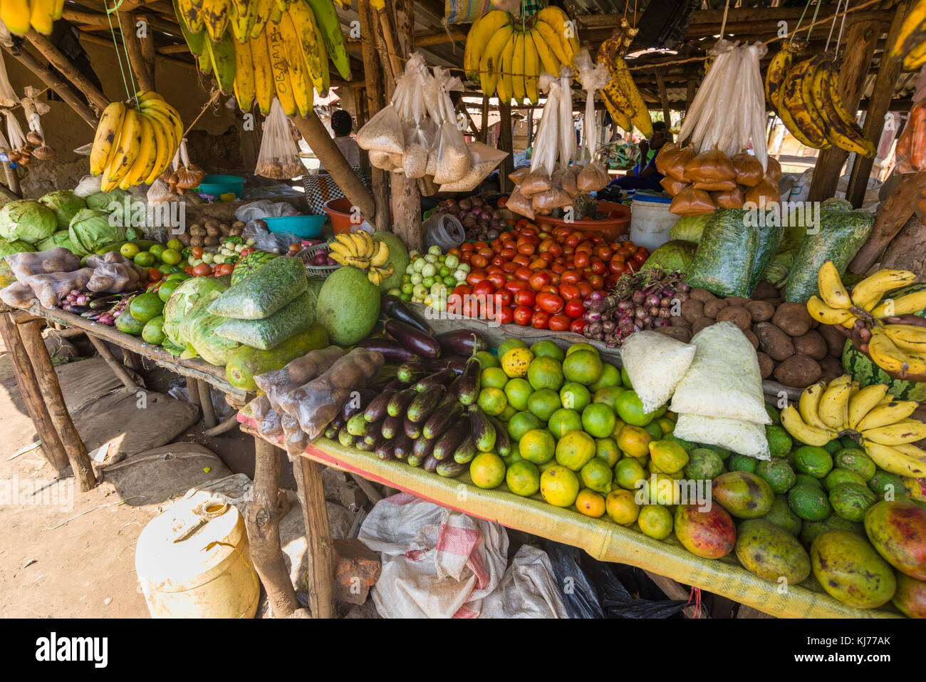 Un tipico mercato ugandese stallo con frutta e verdura fresca sul display, Uganda, Africa Foto Stock