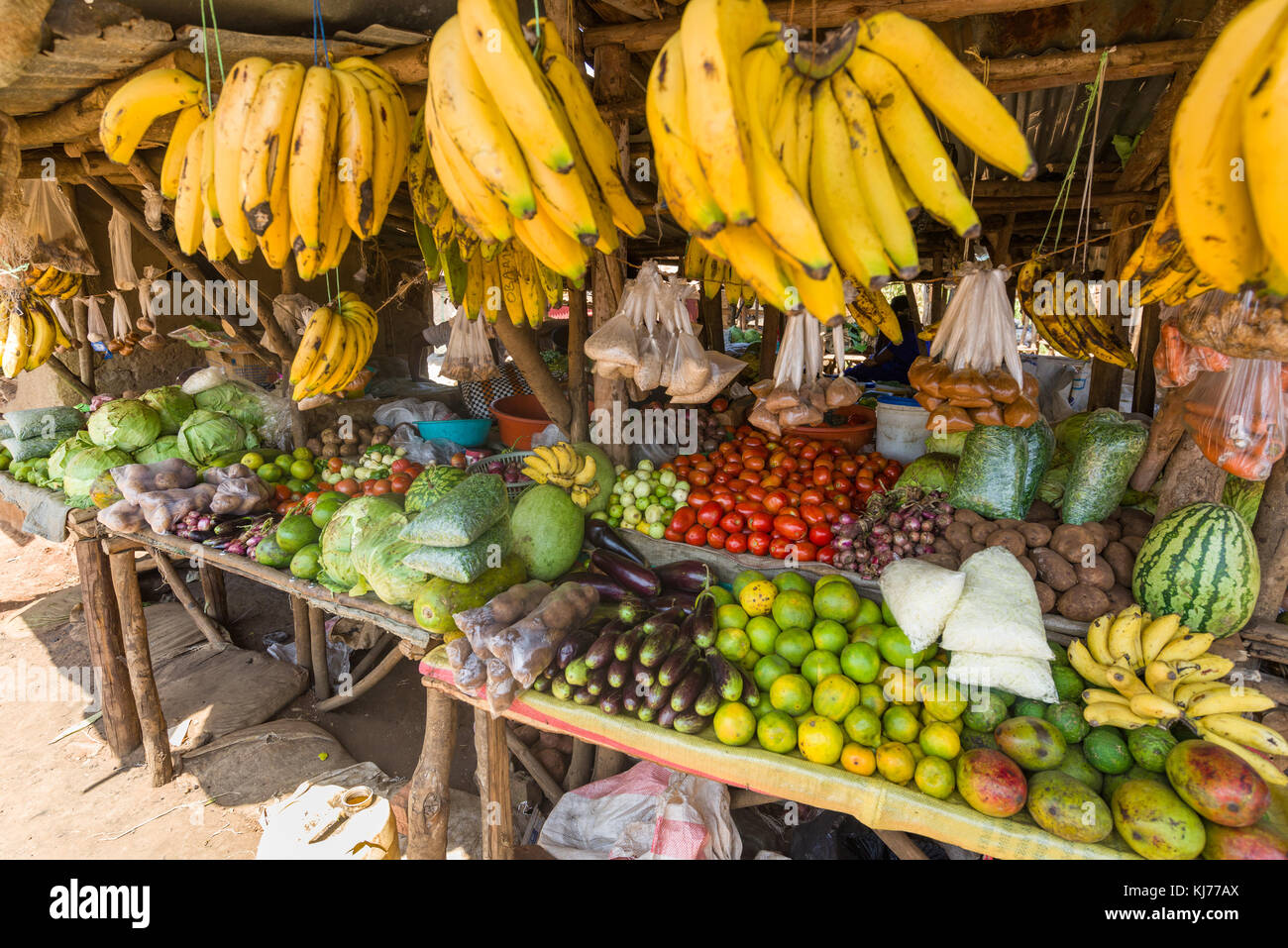 Un tipico mercato ugandese stallo con frutta e verdura fresca sul display, Uganda, Africa Foto Stock