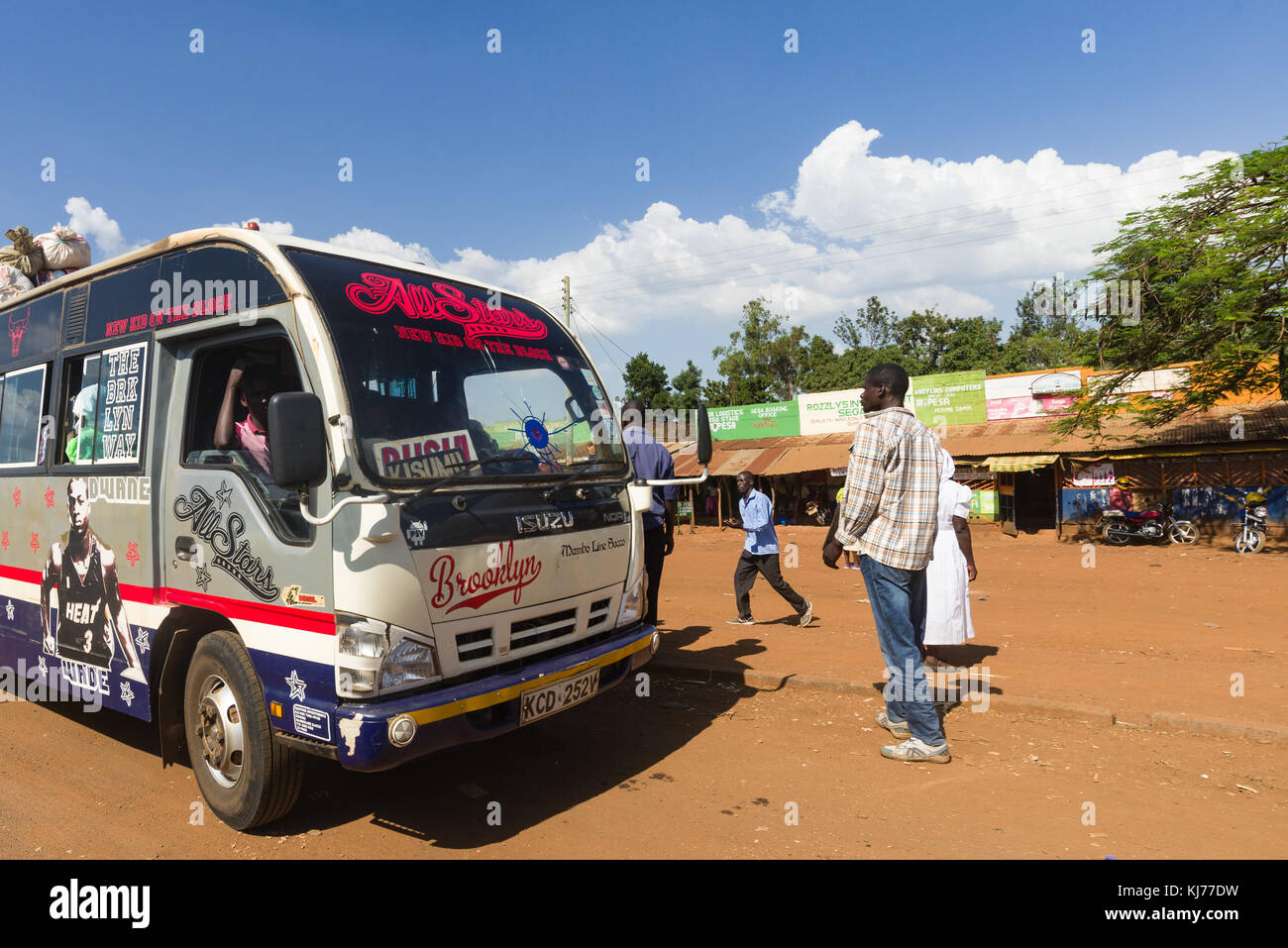Un bus spento dal lato della strada come i passeggeri a piedi a bordo, Uganda, Africa orientale Foto Stock