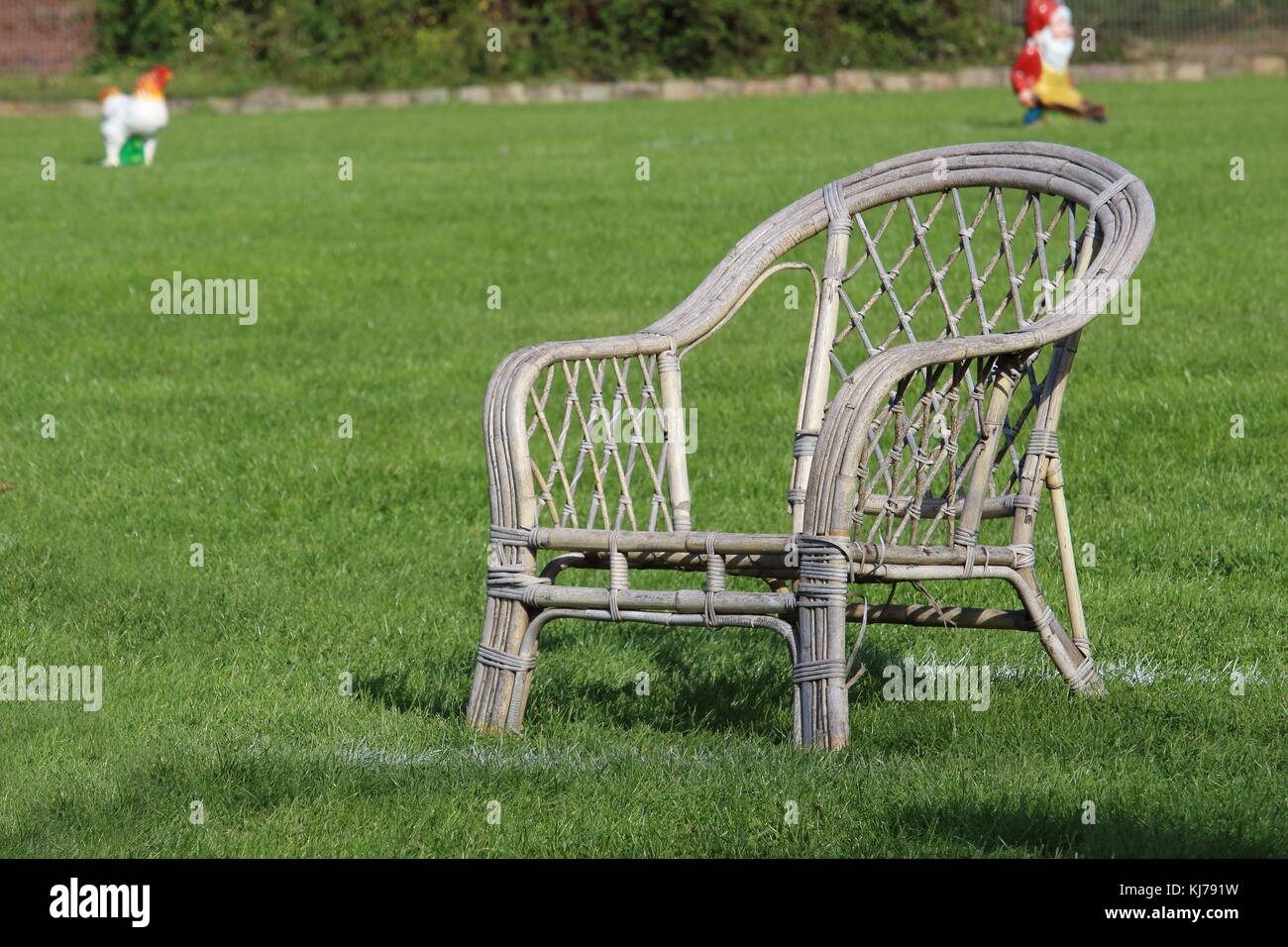 La sedia da giardino per l uomo di attacco del cane sport contest Foto Stock