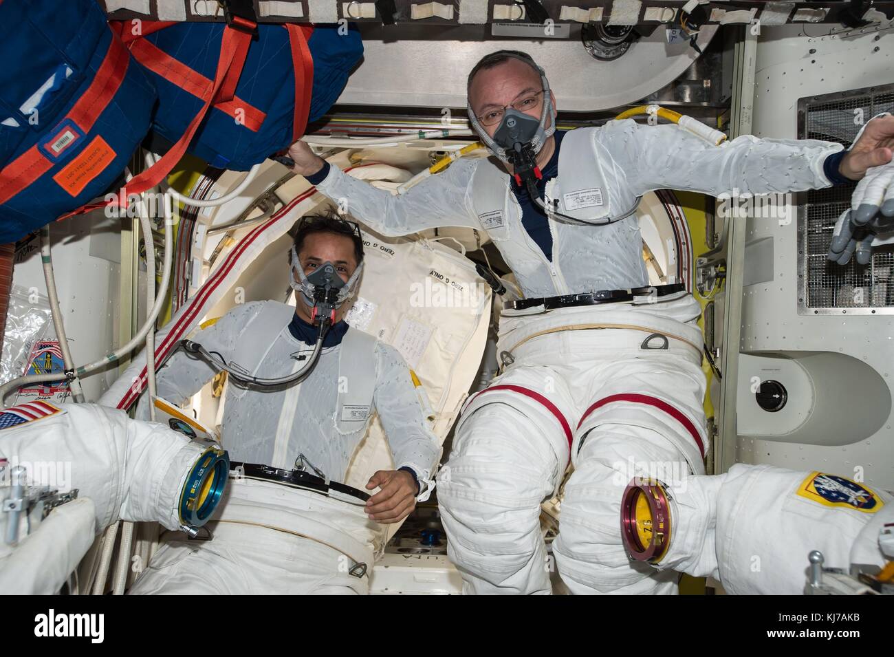 Expedition 53 astronauta americano Randy bresnik, destra e joe acaba pratica mettendo sul loro tute spaziali a bordo della Stazione spaziale internazionale per lo storage novembre 19, 2017 in orbita intorno alla terra. Foto Stock