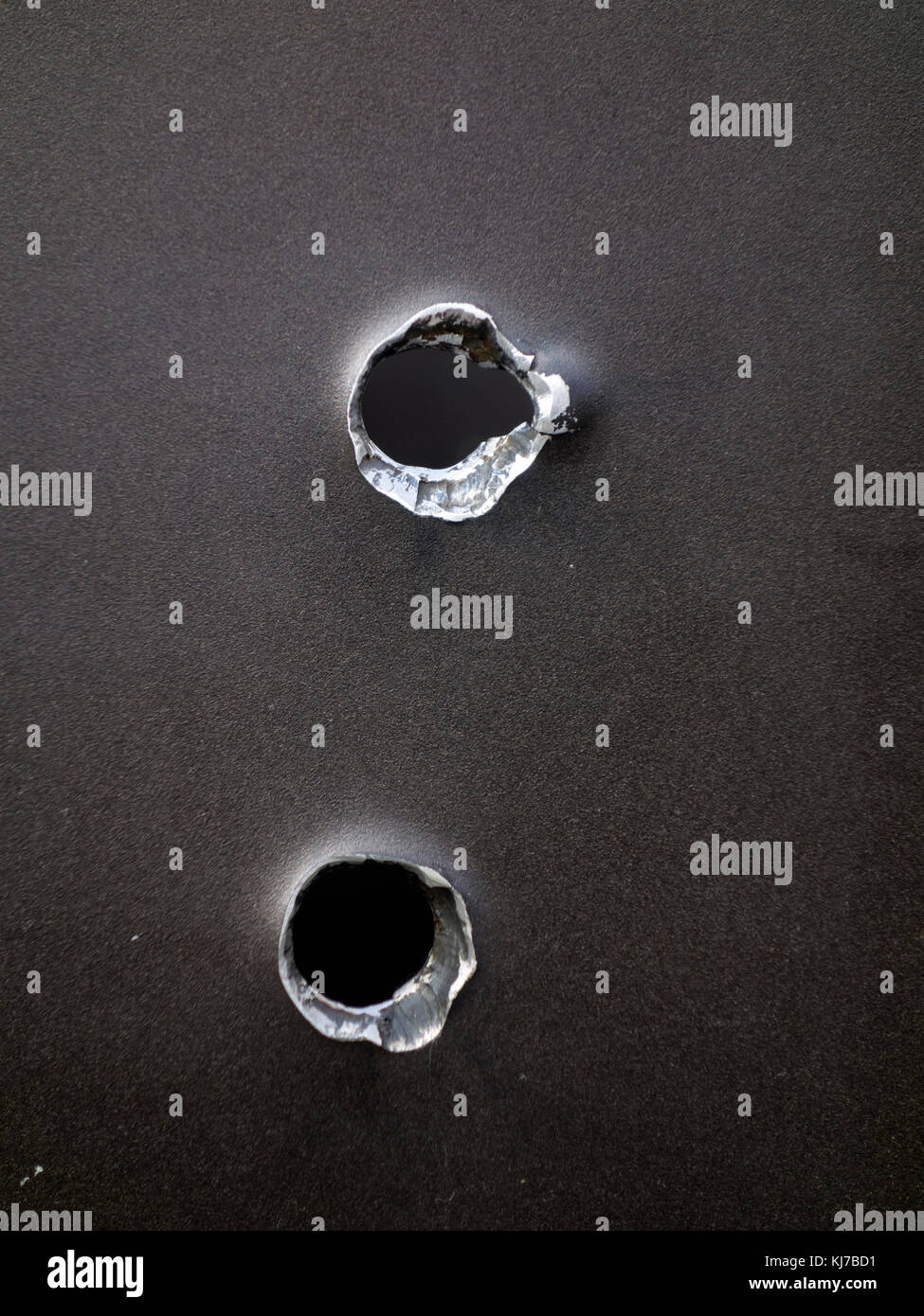 Fori di proiettile in una piastra in acciaio. Parte del 1956 memorial a Budapest, Ungheria Foto Stock