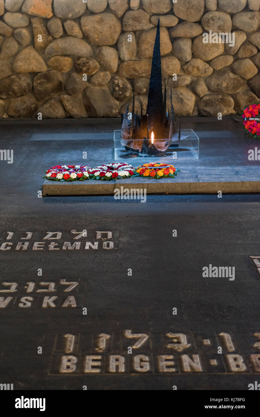Nomi dei martiri sul pavimento nel Memorial e la fiamma eterna, Hall di ricordo, Yad Vashem di Gerusalemme, Israele Foto Stock