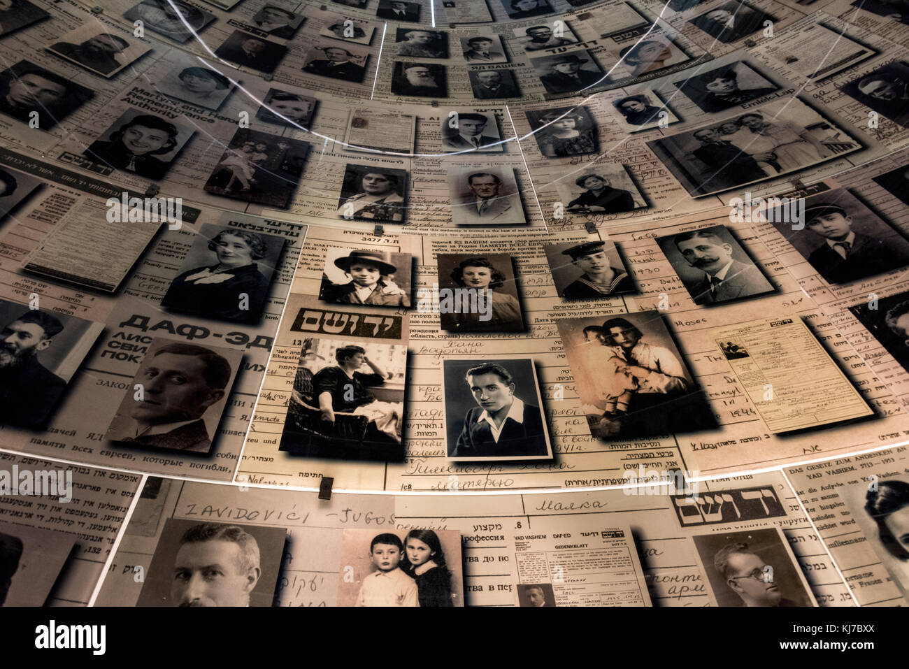 La Sala dei nomi contiene pagine di testimonianza che ricordano i milioni di ebrei uccisi durante l'Olocausto, il Museo di Storia dell'Olocausto, Yad Vashem, Gerusalemme Foto Stock