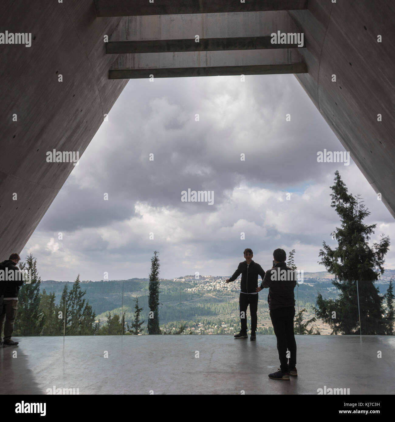 Persone in balcone all'uscita dal Museo di Storia dell'Olocausto, Yad Vashem, Gerusalemme, Israele Foto Stock