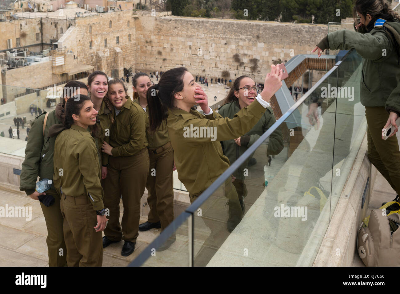 Gruppo di soldati militari di Israele forze di difesa con muro occidentale sullo sfondo, Città Vecchia, Gerusalemme, Israele Foto Stock