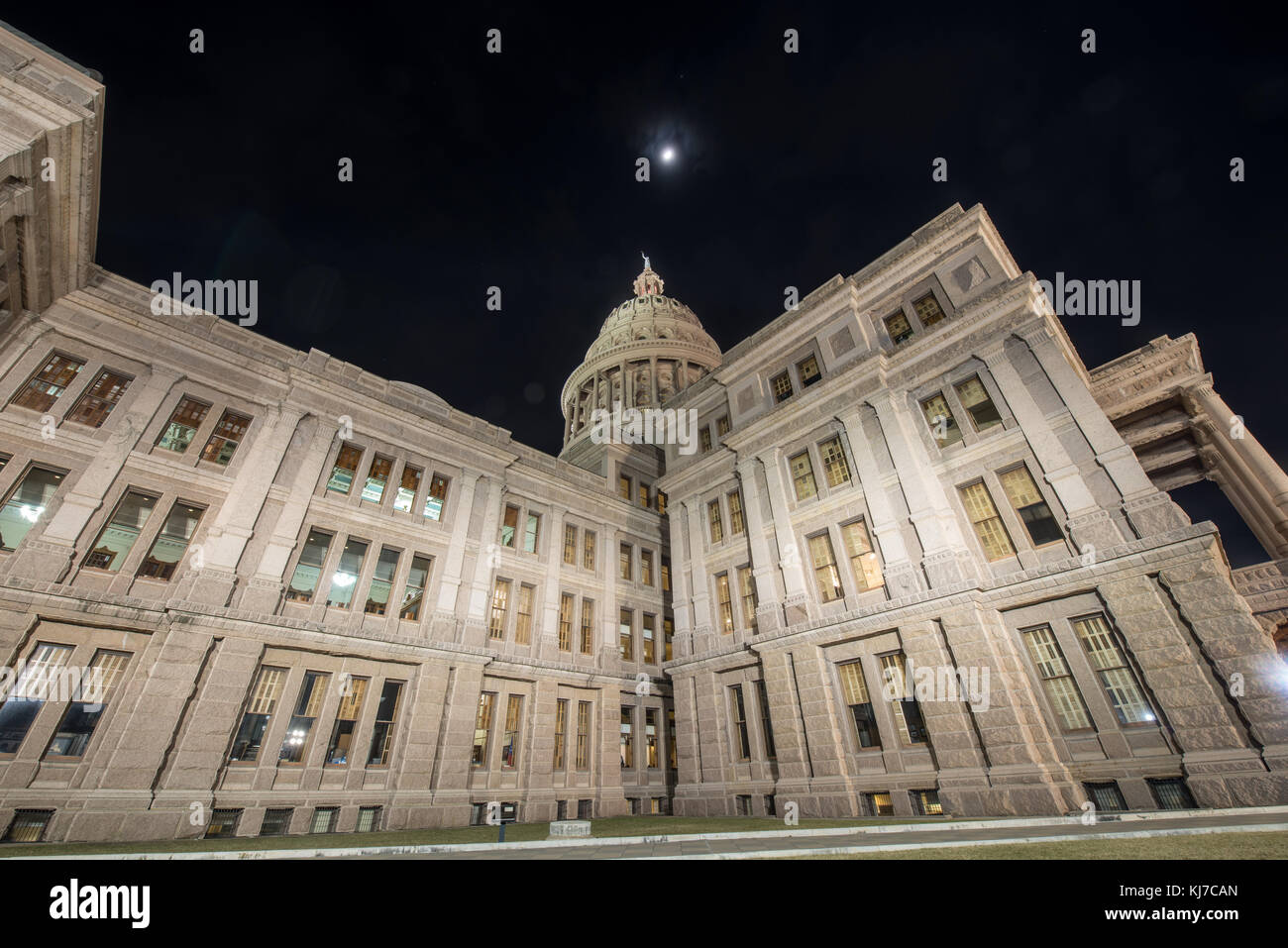 Il Texas State Capitol Building nel centro di Austin e in una notte di luna. costruito nel 1882-1888 del tramonto distintivo di granito rosso. Foto Stock