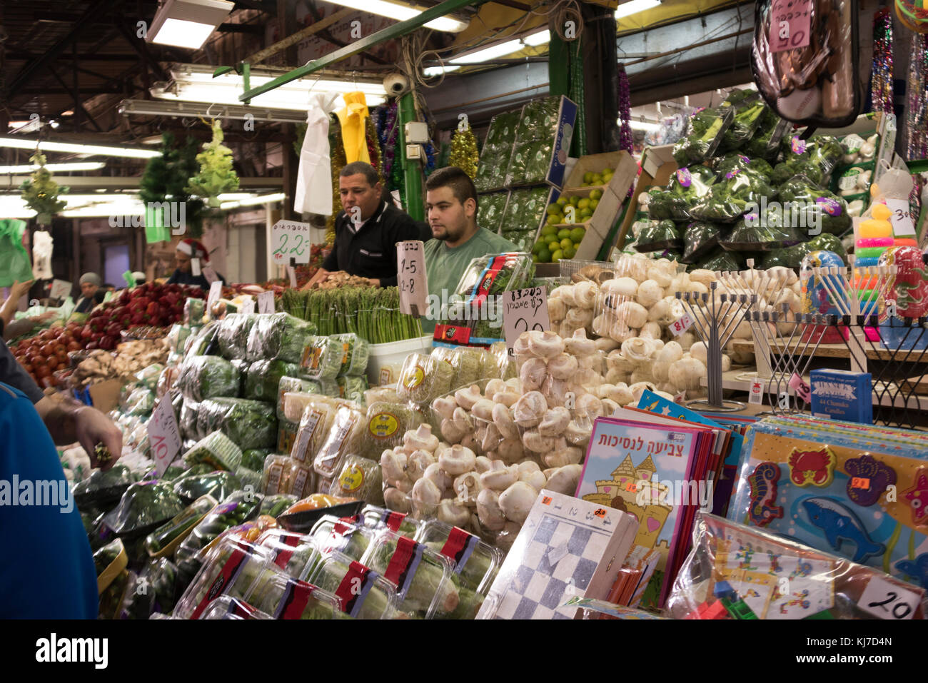 La merce in vendita al mercato in stallo, mercato Carmel, tel aviv, Israele Foto Stock