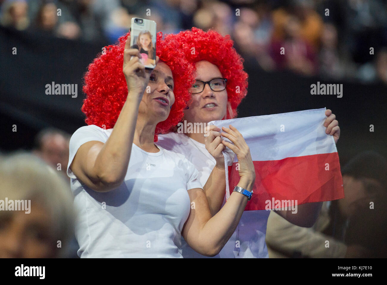 19 novembre 2017. 2 donne tifosi di Lukasz Kubot guardano le finali di tennis Nitto ATP in colori nazionali polacchi all'O2. Credito: Malcolm Park/Alamy Foto Stock