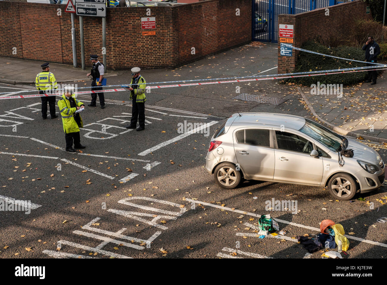 Kingston-Upon-Thames,Surrey-funzionari di polizia alla scena del crimine Foto Stock