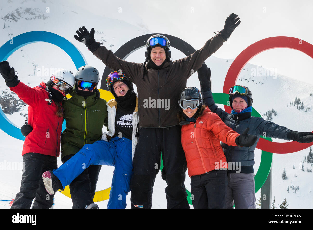Gli sciatori di fronte gli anelli olimpici simbolo,whistler,British Columbia, Canada Foto Stock