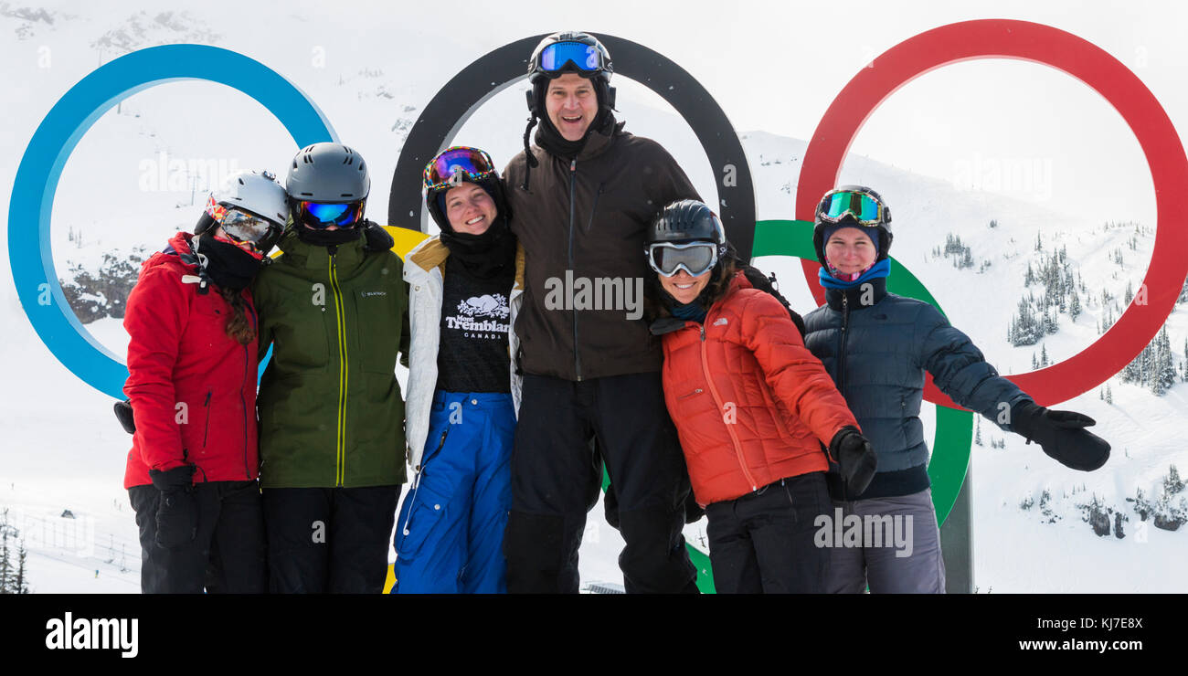 Gli sciatori in posa di fronte di anelli olimpici simbolo,Whistler,British Columbia, Canada Foto Stock