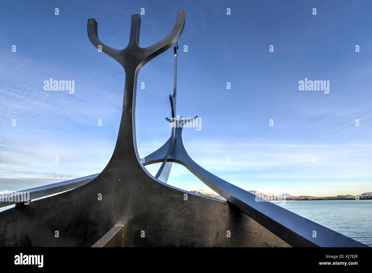 Solfar (sun voyager) a Reykjavik il waterfront. La scultura è ispirato al Viking's navi. sun voyager è un dreamboat, un inno al sole. Foto Stock