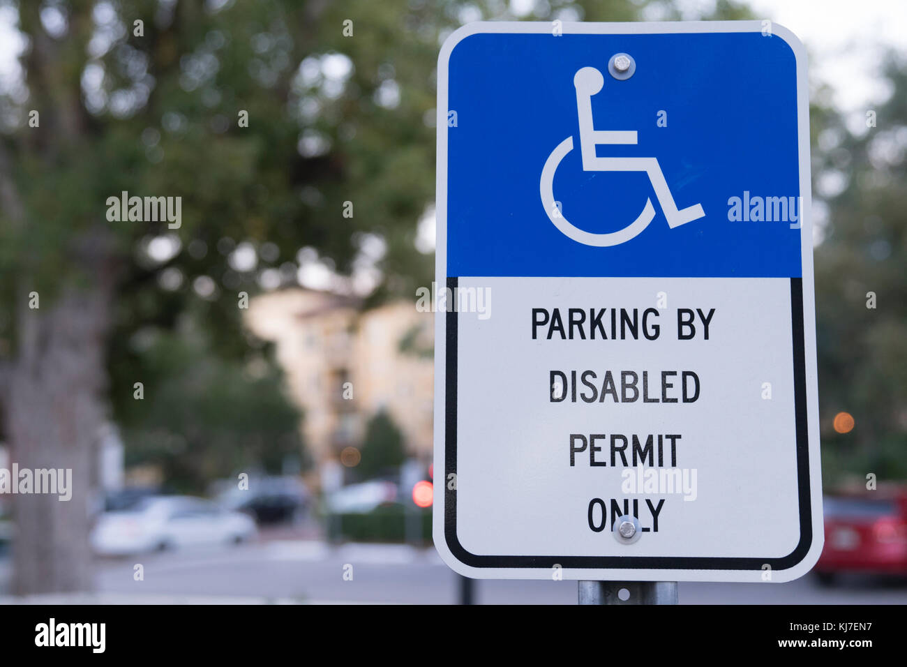 Parcheggio disabili di autorizzare solo il segno esterno Foto Stock