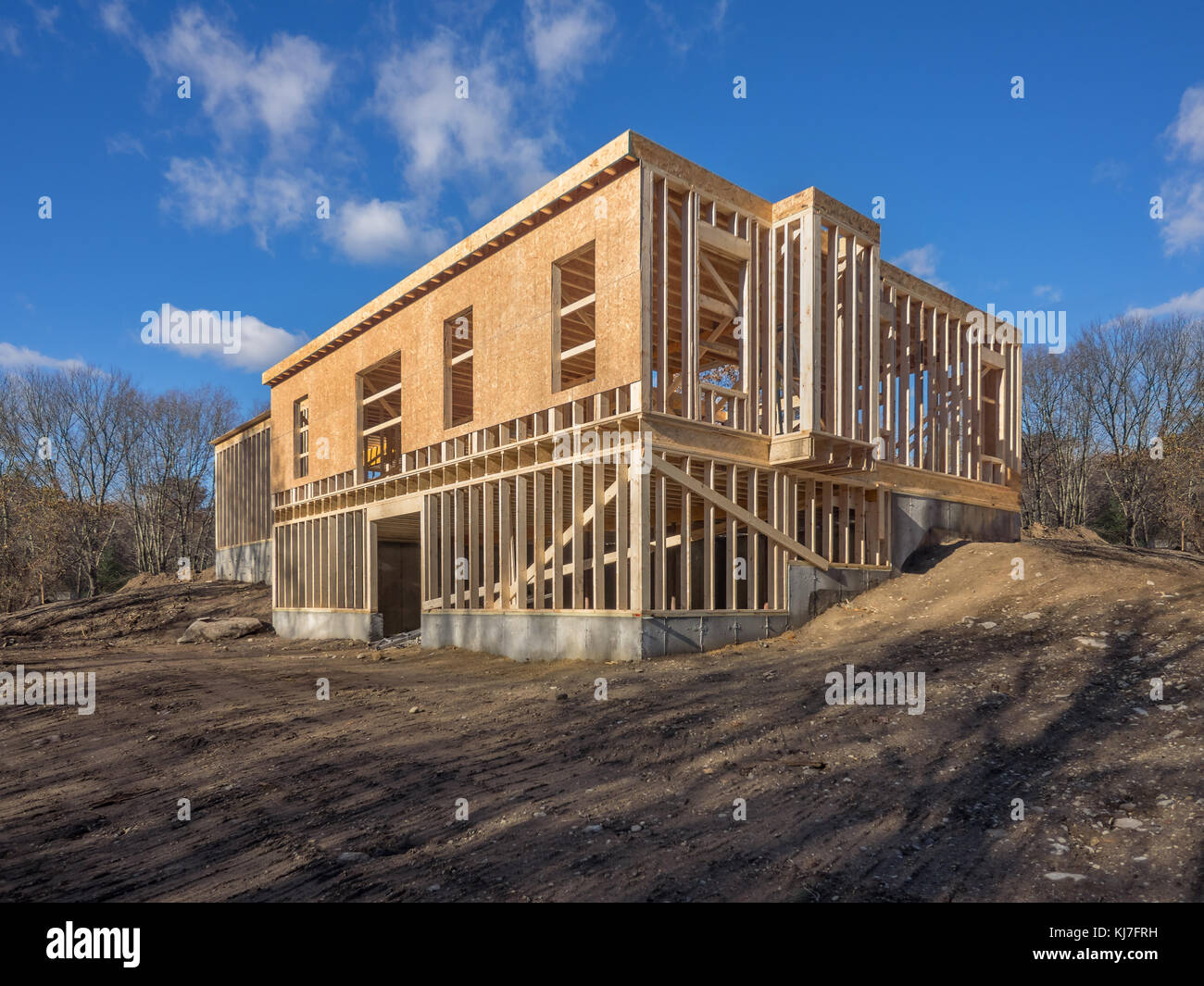 Nuova costruzione casa framing nella periferia della città Foto Stock
