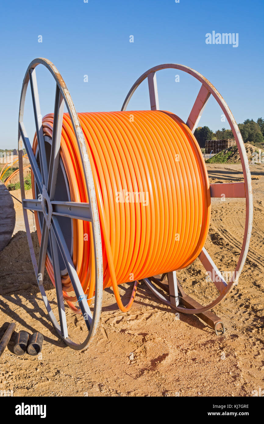 Sito in costruzione con un cavo in fibra ottica per rullo a banda larga digitale di comunicazione internet. Foto Stock