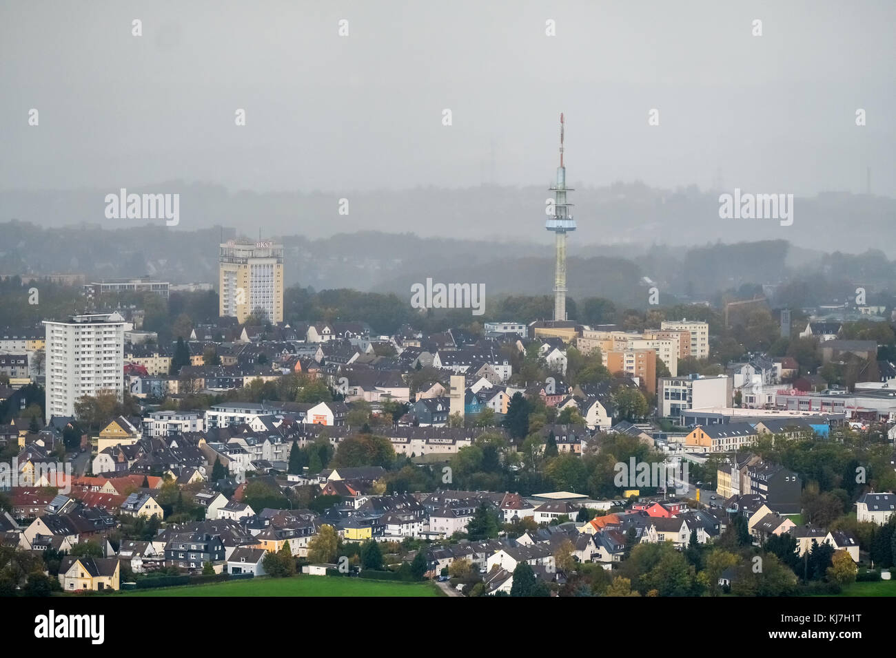 Vista da Neviges su Velbert con un fronte pioggia in avvicinamento, Velbert torre TV, BKS torre d'acqua, Velbert, zona Ruhr, Renania settentrionale-Vestfalia, Germania, E. Foto Stock