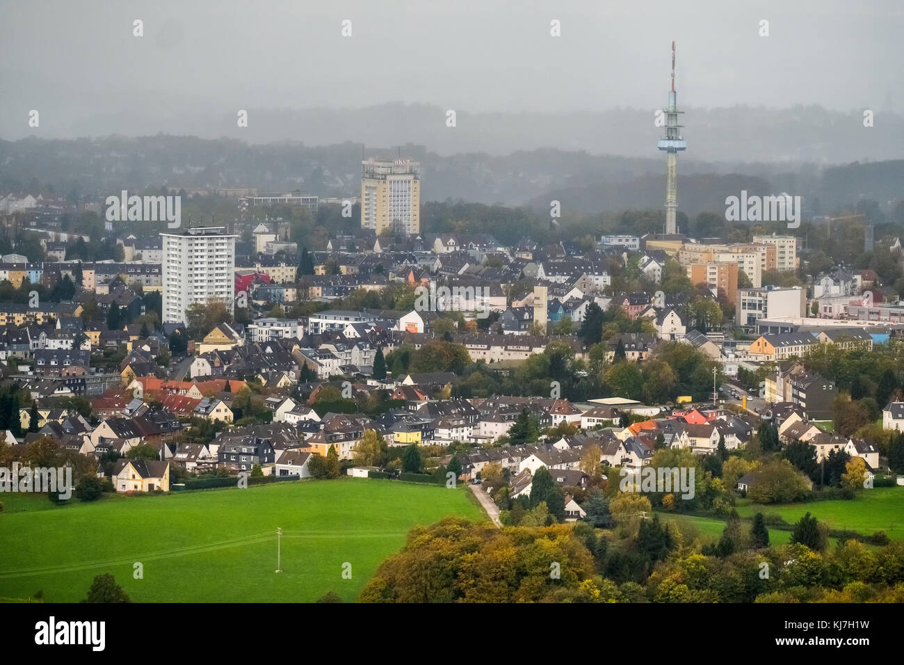 Vista da Neviges su Velbert con un fronte pioggia in avvicinamento, Velbert torre TV, BKS torre d'acqua, Velbert, zona Ruhr, Renania settentrionale-Vestfalia, Germania, E. Foto Stock