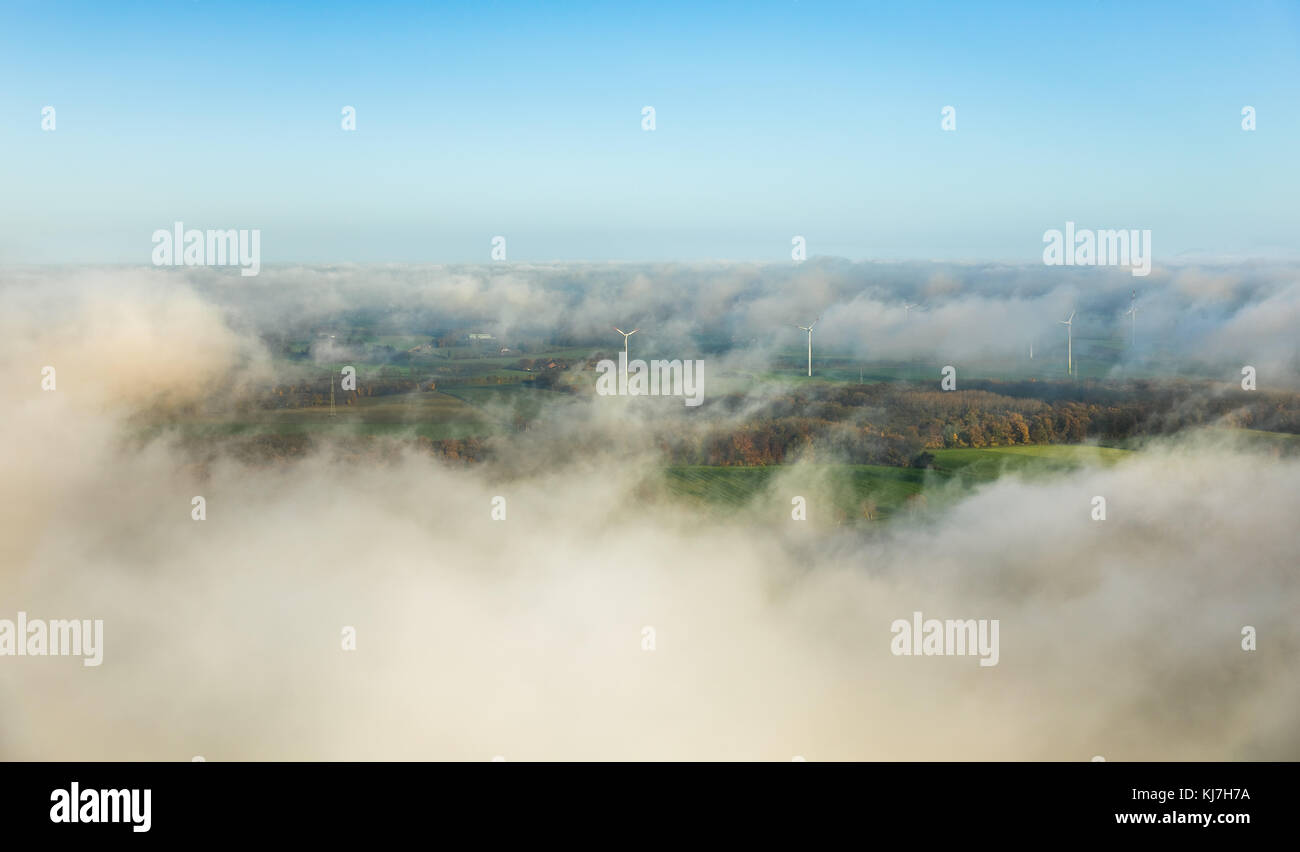 Turbine eoliche sul monte Enniger sono in nebbia, KIWI Bürgerwind Wind Power Hamm GmbH, Morgernnebel, energia alternativa, Hamm, Ruhr, Nord Reno- Foto Stock