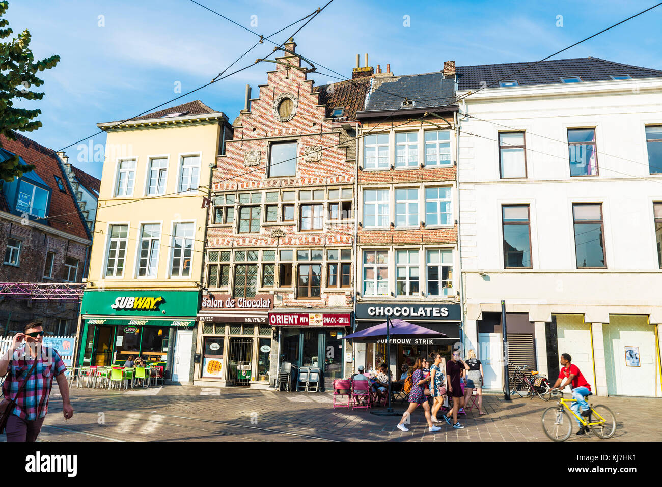 Ghent, Belgio - 28 agosto 2017: la gente in un bar con un drink e a camminare su una strada nel centro storico del borgo medievale di Gent, Belgio Foto Stock