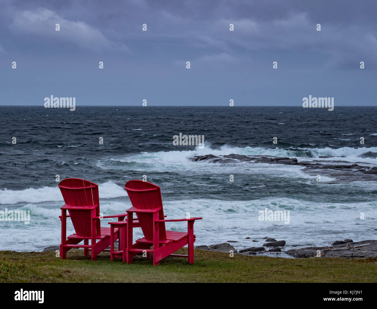 Due sedie rosse vicino al punto Riche faro, Port au choix National Historic Site, Highway 430, il Viking Trail, Terranova, Canada. Foto Stock