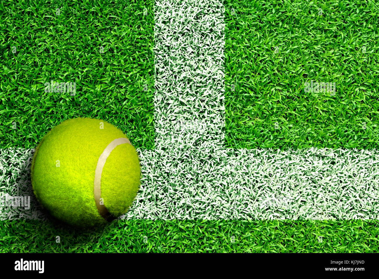 Angolo di alta vista della palla da tennis su erba corte con la linea bianca marcatura e spazio copia. linea rappresenta il campo da tennis boundary spalti, linea di servizio, o Foto Stock