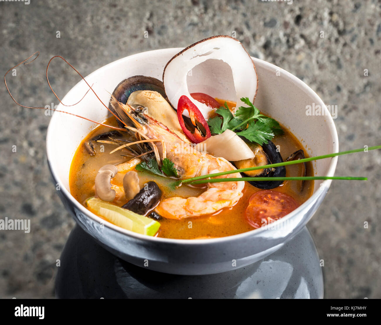 Tom Yum Goong zuppa tailandese su sfondo di calcestruzzo Foto Stock