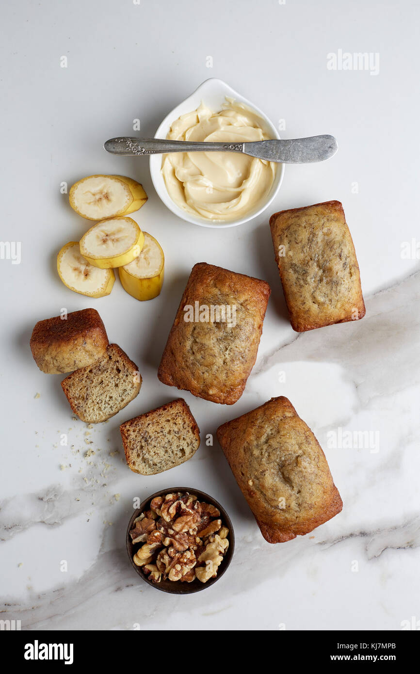 Mini focacce di pane alla banana su un marmo bianco tabella Foto Stock