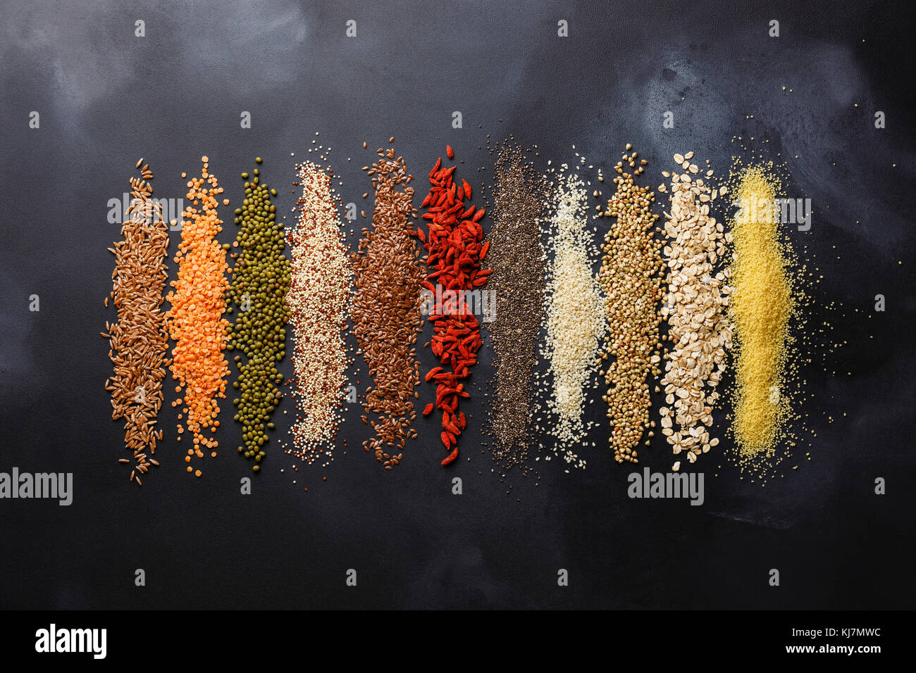 Superfoods e selezione dei cereali di alta energia Lifestyle e mangiare a destra: bulgur, oat-fiocchi di grano saraceno, di sesamo, di chia seme, goji berry, semi di lino, Foto Stock