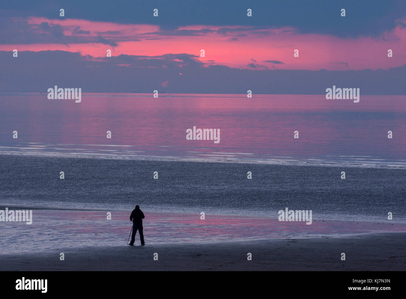 Unico fotografo a fotografare il tramonto del lavaggio, Hunstanton, Norfolk, Regno Unito Foto Stock