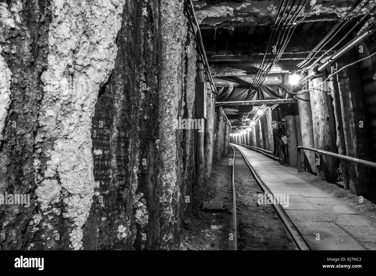 Illuminato tunnel sotterraneo nella vecchia miniera di sale di Bochnia, Polonia Foto Stock