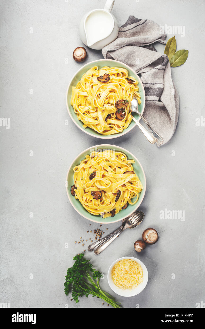 Tagliatelle con funghi salsa cremosa. Vista superiore, copyspace Foto Stock
