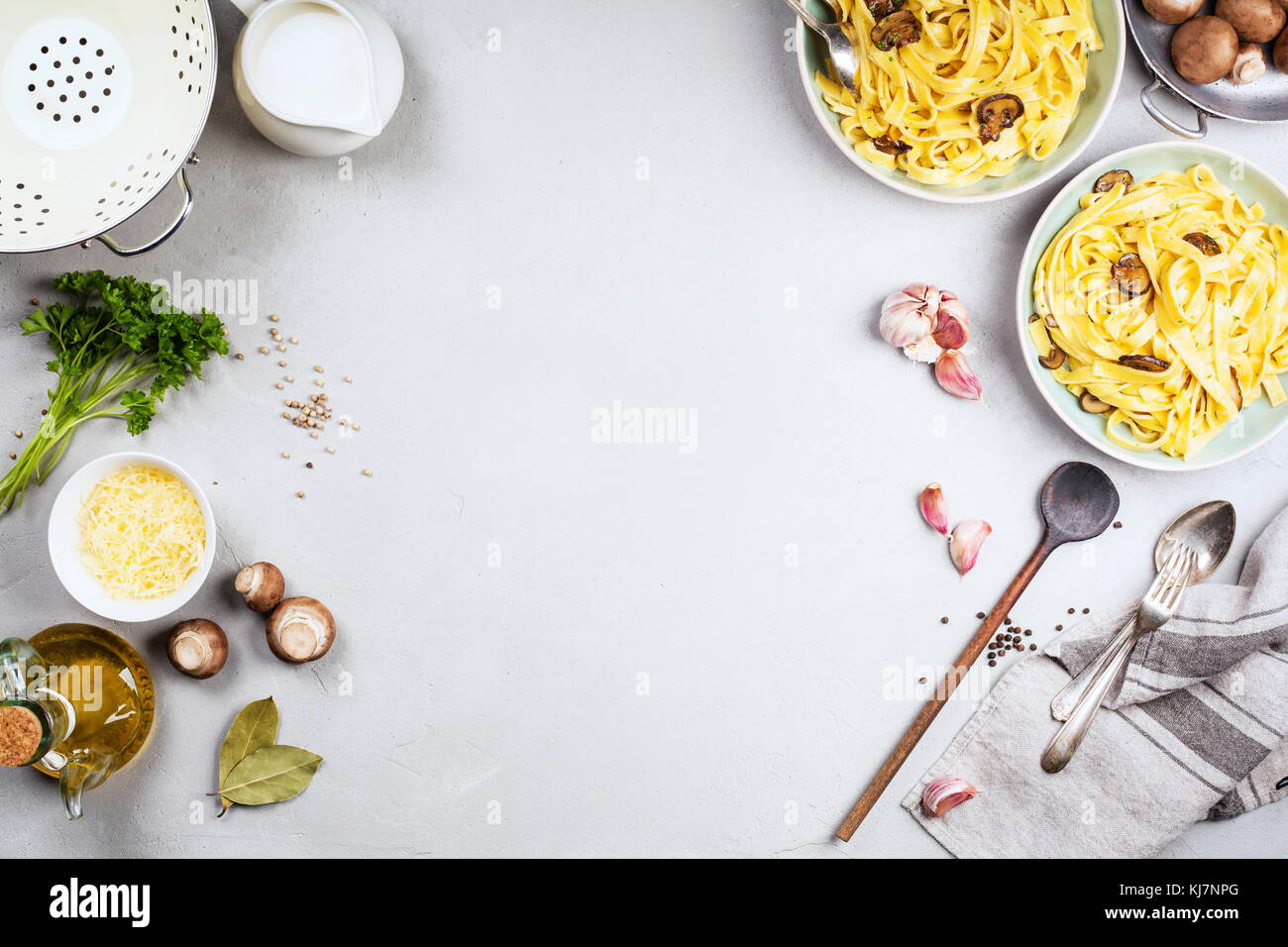 Tagliatelle con funghi salsa cremosa. Vista superiore, copyspace Foto Stock