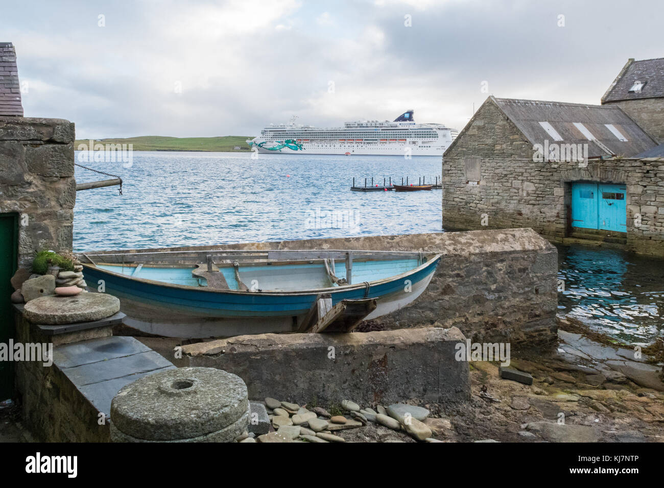 La nave di crociera Jade norvegese che sono ancorate al largo di Lerwick, isole Shetland, Scotland, Regno Unito Foto Stock