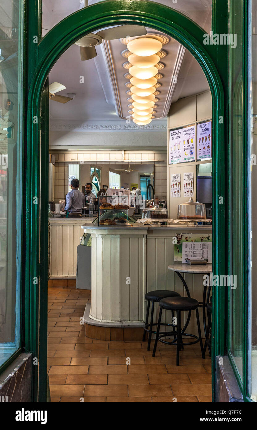 Portale ad arco all'entrata di un ristorante, Barcelona, Spagna. Foto Stock