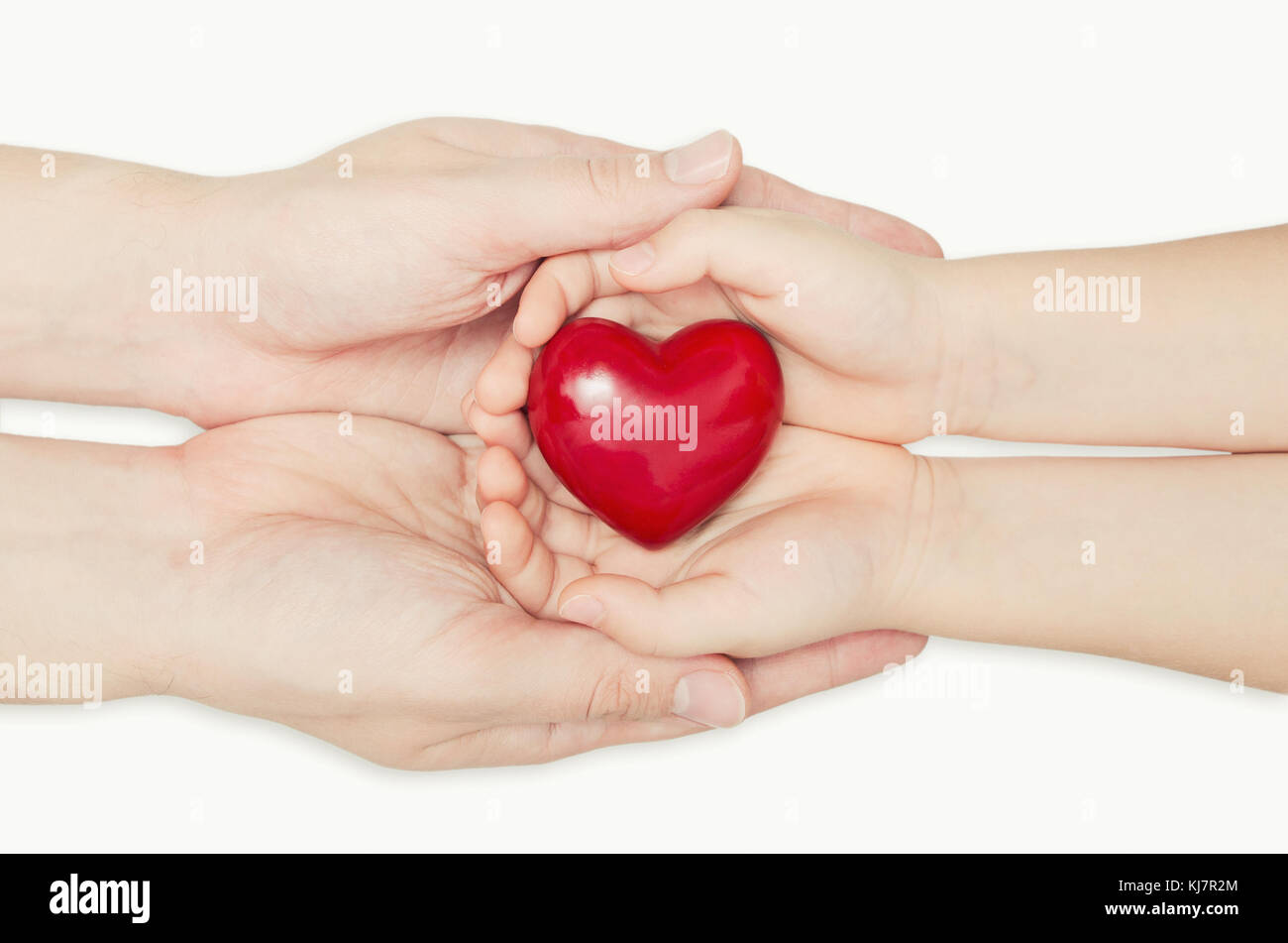 Genitore e bambino tenendo il cuore in mano. health care, famiglia il concetto di assicurazione Foto Stock