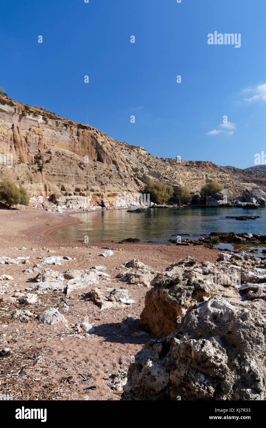 Spiaggia di nascosto vicino alla sabbia rossa Bay o Kokkini Ammos, vicino Archangelos, RODI, DODECANNESO isole, Grecia. Foto Stock Spiaggia di nascosto vicino alla sabbia rossa Bay o Kokkini Ammos, vicino Archangelos, RODI, DODECANNESO isole, Grecia. Foto Stock