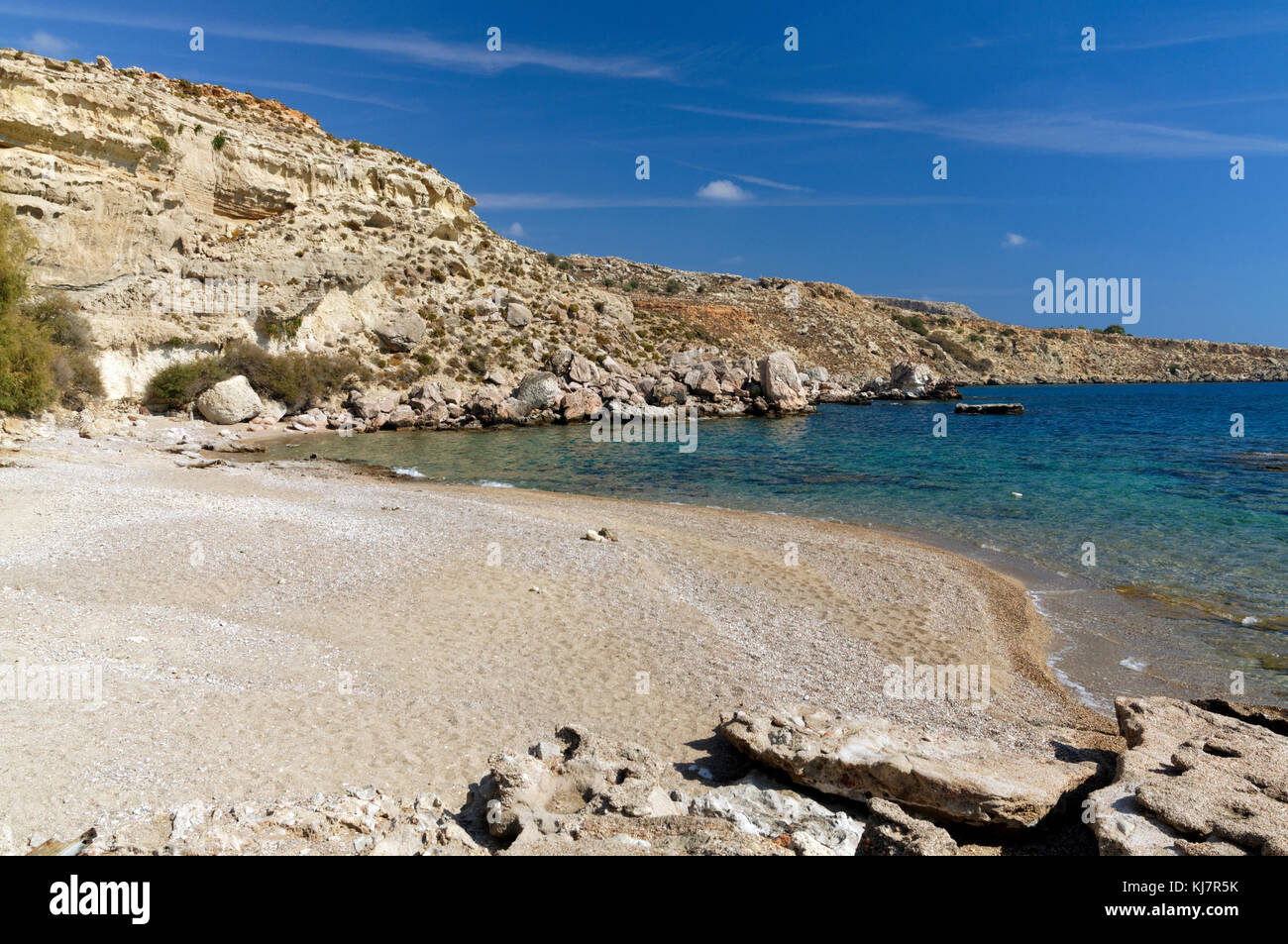 Spiaggia di nascosto vicino alla sabbia rossa Bay o Kokkini Ammos, vicino Archangelos, RODI, DODECANNESO isole, Grecia. Foto Stock Spiaggia di nascosto vicino alla sabbia rossa Bay o Kokkini Ammos, vicino Archangelos, RODI, DODECANNESO isole, Grecia. Foto Stock