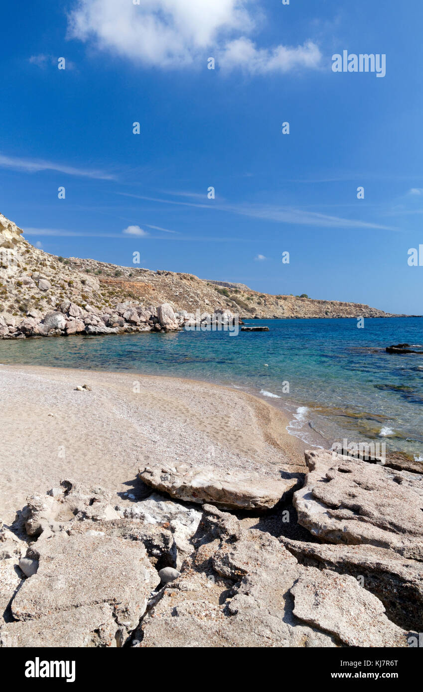 Spiaggia di nascosto vicino alla sabbia rossa Bay o Kokkini Ammos, vicino Archangelos, RODI, DODECANNESO isole, Grecia. Foto Stock Spiaggia di nascosto vicino alla sabbia rossa Bay o Kokkini Ammos, vicino Archangelos, RODI, DODECANNESO isole, Grecia. Foto Stock